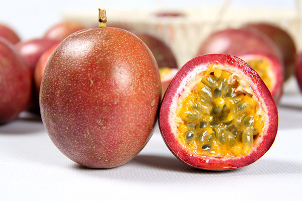 西番莲和百香果的区别，叫法不同属同一种水果