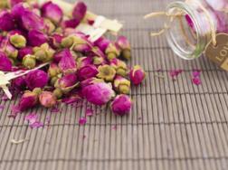 玫瑰花茶的功效与作用，美容养颜、促进新成代谢、减肥