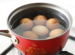鸡蛋怎样浇灌君子兰，可以用煮鸡蛋的水进行灌溉