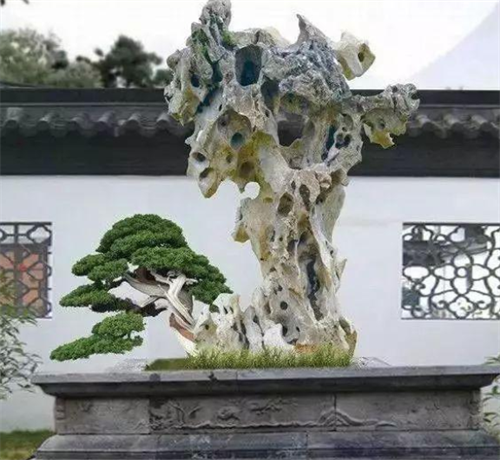 院子里摆放石头的摆件好吗，院子里摆放石头的最佳位置是哪里，院子石头放在什么方位好